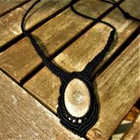 Versteinerte Koralle Halskette "Innere Balance" aus schwarzem Makramee Bild 1