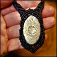 Versteinerte Koralle Halskette "Innere Balance" aus schwarzem Makramee Bild 2