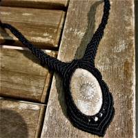 Versteinerte Koralle Halskette "Innere Balance" aus schwarzem Makramee Bild 4