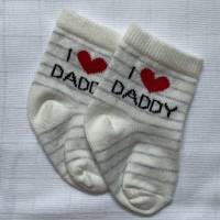 Schwangerschaft verkünden: Du wirst Papa! Windelbaby mit "I love Papa" Söckchen, Geschenk für werdenden Vater Bild 4