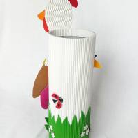 Osterhuhn mit Geschenkbox als Osternest, Osterkörbchen oder Frühlingsdeko, originelles Osternest, Tischdeko Bild 4