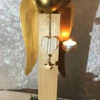Moderner Holzengel in weiß-gold mit Herzanhänger und einem Teelichthalter Bild 1