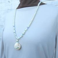 Lange Halskette mit Glasperlen und einer Herzmuschel in weiß, maritime Geschenkidee für Meerverliebte Bild 1