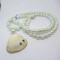 Lange Halskette mit Glasperlen und einer Herzmuschel in weiß, maritime Geschenkidee für Meerverliebte Bild 2