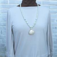 Lange Halskette mit Glasperlen und einer Herzmuschel in weiß, maritime Geschenkidee für Meerverliebte Bild 7