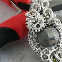 Steampunk für den Alltag- Perlen Anhänger in einer Fassung aus Draht und Zahnrädern in Silber und Grau Tönen Bild 2