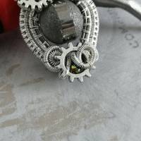 Steampunk für den Alltag- Perlen Anhänger in einer Fassung aus Draht und Zahnrädern in Silber und Grau Tönen Bild 3