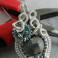 Steampunk für den Alltag- Perlen Anhänger in einer Fassung aus Draht und Zahnrädern in Silber und Grau Tönen Bild 4