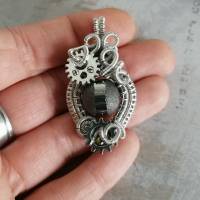 Steampunk für den Alltag- Perlen Anhänger in einer Fassung aus Draht und Zahnrädern in Silber und Grau Tönen Bild 5