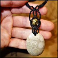Versteinerte Koralle Buddha Halskette "Innere Balance" aus schwarzem Makramee und goldmetallischem Buddha-Kopf Bild 5