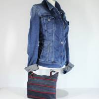 Jeans-Handtasche "Orlanda" mit roten Paspel-Streifen in einen handlichen Format Bild 5