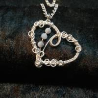 Herz Anhänger mit Mini Wirbel aus Draht mit Grau Weißen Facetten Perlen / Drahtfassung in Silberton Bild 3