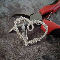 Herz Anhänger mit Mini Wirbel aus Draht mit Grau Weißen Facetten Perlen / Drahtfassung in Silberton Bild 5