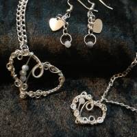 Herz Anhänger mit Mini Wirbel aus Draht mit Grau Weißen Facetten Perlen / Drahtfassung in Silberton Bild 7
