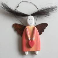 Orangefarbener Schutzengel mit pinkfarbenen Herz und weissen Flügeln aus Holz im Shabby - Look. Bild 2