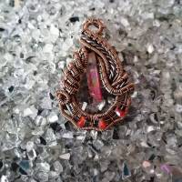 Pinker Quarzkristall (Regebogen) in einer Antik Kupfer Drahtfassung mit roten Facetten Perlen/Halskette im Boho Look Bild 4