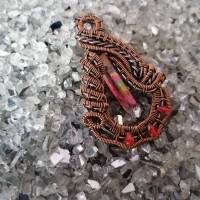 Pinker Quarzkristall (Regebogen) in einer Antik Kupfer Drahtfassung mit roten Facetten Perlen/Halskette im Boho Look Bild 5