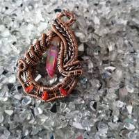 Pinker Quarzkristall (Regebogen) in einer Antik Kupfer Drahtfassung mit roten Facetten Perlen/Halskette im Boho Look Bild 6