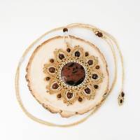 Makramee-Mandala-Halskette mit Mahagoni-Obsidian und Messing, Herbst - Schmuck Bild 2