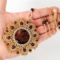 Makramee-Mandala-Halskette mit Mahagoni-Obsidian und Messing, Herbst - Schmuck Bild 3