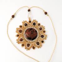 Makramee-Mandala-Halskette mit Mahagoni-Obsidian und Messing, Herbst - Schmuck Bild 4