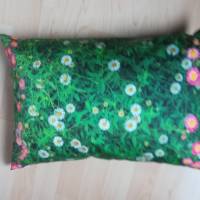 Kissen zum Träumen- Stoffdruck mit Gänseblümchen und grüner Wiese Bild 1