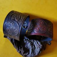Lederarmband, breit, mit geprägtem keltischen Mustern (RLA46) Bild 1