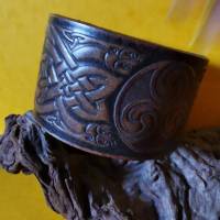 Lederarmband, breit, mit geprägtem keltischen Mustern (RLA46) Bild 10
