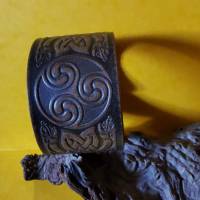 Lederarmband, breit, mit geprägtem keltischen Mustern (RLA46) Bild 8