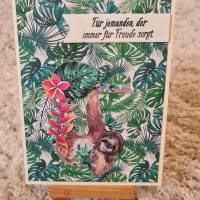 Gratulationskarte " Dschungelmotiv mit Faultier " Bild 1
