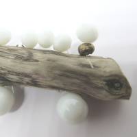 Treibholz Halskette mit weißen Perlen, Holzkette Bild 4