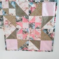 Patchworkläufer mit ineinandergreifende Quadrate, ein Blickfang in rose und zartgrün. Bild 3