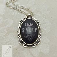 Halskette "Never give up" Anhänger im Vintage-Stil Modeschmuck Bild 1