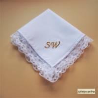 Besticktes Hochzeits - Taschentuch mit Spitzenrand INITIALEN Bild 1