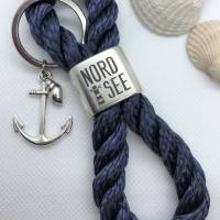Schlüsselanhänger aus gedrehtem Segelseil, Zwischenstück: "Nordsee", dunkelblau, vers. Anhänger: Anker und Musch Bild 1