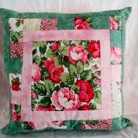 Dekoratives Kissen in Farbtönen wie Rosa, Sand, Grün schafft eine ruhige und gemütliche Atmosphäre. Kissen mit Rosenmoti Bild 1