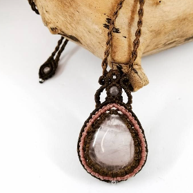Makramee-Halskette mit Rosenquarz und Edelstahl, Valentinstags-Geschenk