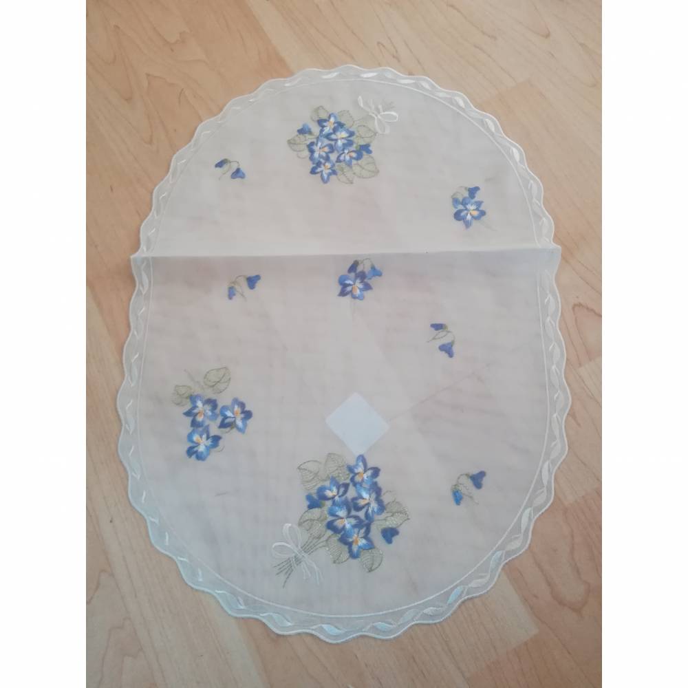 Ovales Deckchen mit Veilchenstickerei  Bild 1