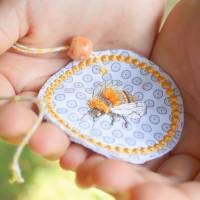 Stickdatei Taschenbaumler Biene Bild 1