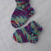 Babysocken Socken Erstlingssocken Stricksocken Baby Söckchen bunt gestrickt handgestrickt 0-6 Monate Bild 3