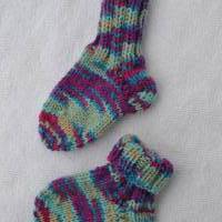 Babysocken Socken Erstlingssocken Stricksocken Baby Söckchen bunt gestrickt handgestrickt 0-6 Monate Bild 4
