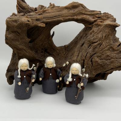 Weidenkätzchen, dunkelgraues Kleid - Jahreszeitentisch - Winter - Blumenkinder - Frühling