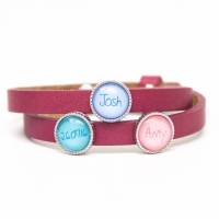 Personalisiertes Lederarmband in rosarot mit 3 Namen - Farbwahl - Geschenkidee Just Trisha Bild 1