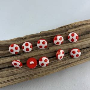 10 kleine, rot-weiße Fußballknöpfe * Kunststoffknöpfe * Fußball * Kunststoff * Knöpfe * Kinderknöpfe * Motivknöpfe Bild 1