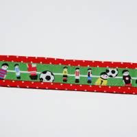 Kick it - Fußballer Reiselätzchen Clipband Lätzchenhalter für Kleinkinder für unterwegs oder zu hause Bild 4