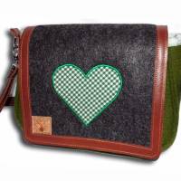 Handtaschen Umhängetaschen Schultertaschen Crossbag aus grünem Wollfilz Tasche mit Stickerei Wechselklappe wandelbar Bild 4