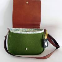 Handtaschen Umhängetaschen Schultertaschen Crossbag aus grünem Wollfilz Tasche mit Stickerei Wechselklappe wandelbar Bild 6
