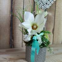 Frühlingsdeko, Tischgesteck, weiß silberfarben, mit Magnolie Bild 3
