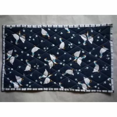 Holen Sie sich eine Gänseschar auf Ihren Tisch. Platzsets für den schön gedeckten Tisch - Set mit Gänsemotiven