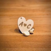 Personalisiertes Herz mit euren Initialen - Geschenkanhänger aus Holz Bild 1